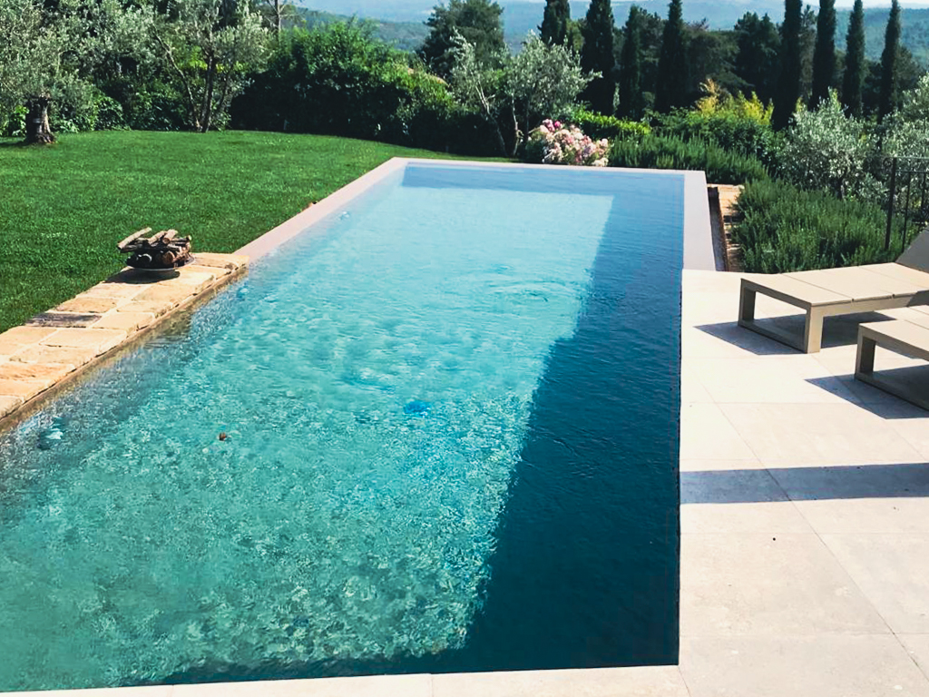Piscina a sfioro su giardino panoramico