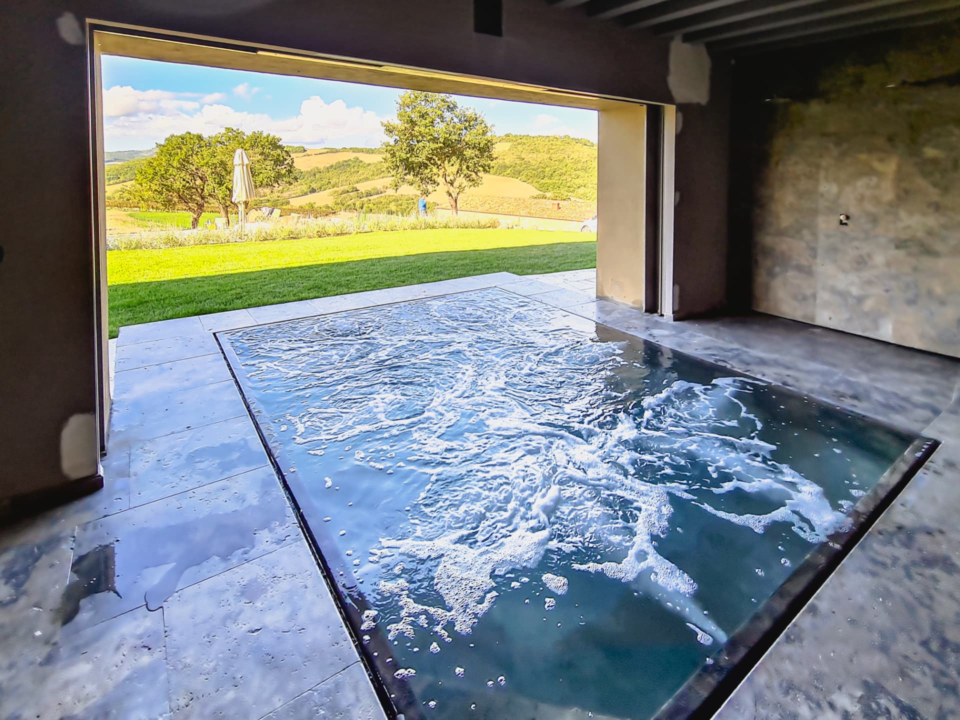 Piscina interna con idromassaggio e vista panoramica sulle colline toscane