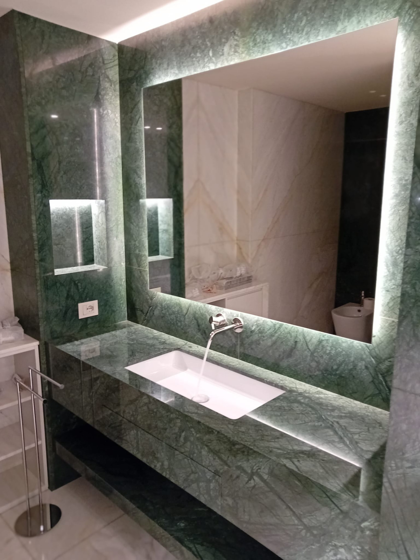 Bagno in marmo con dettaglio sanitario
